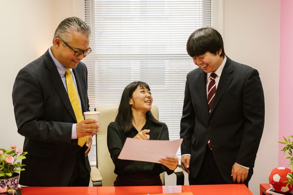 書類を見ながら相談する人たち